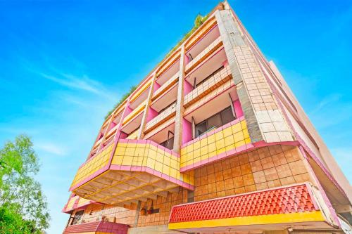 un edificio con balcones coloridos en su lateral en Hotel O Gajuwaka, en Visakhapatnam