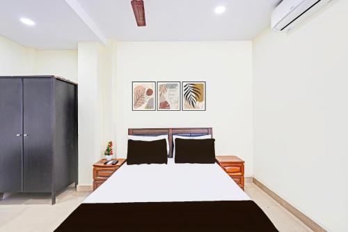a bedroom with a large white bed in a room at Super Collection O Guduvancheri Railway Station in Chennai