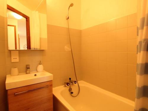 Ένα μπάνιο στο Appartement 2 pièces 5 pers, pied des pistes, garage privé, proche village et commerces - FR-1-572-57