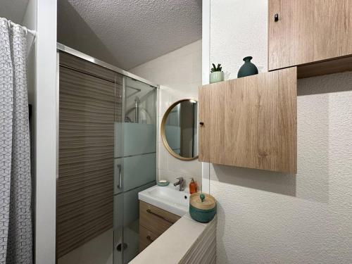 ein Badezimmer mit Waschbecken und Dusche mit Spiegel in der Unterkunft Appartement 2 pièces 4 pers terrasse parking Les Carroz d'Arâches - FR-1-572-293 in Arâches-la-Frasse