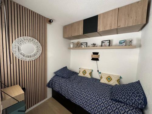 ein kleines Schlafzimmer mit einem Bett und einem Ventilator in der Unterkunft Appartement 2 pièces 4 pers terrasse parking Les Carroz d'Arâches - FR-1-572-293 in Arâches-la-Frasse