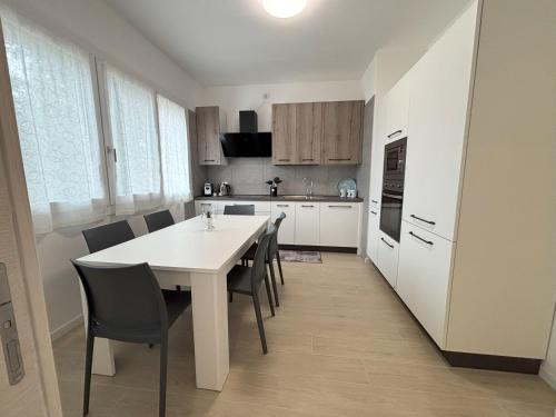 a kitchen with a table and chairs in a room at Casa fiorita in Camisano Vicentino