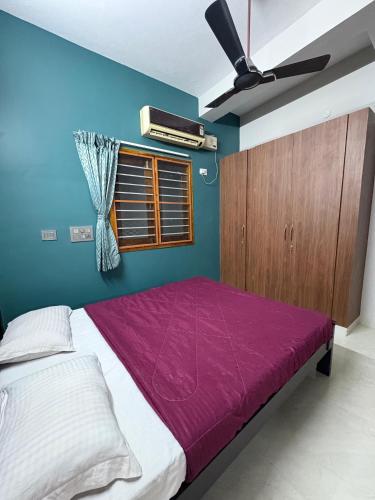 Una cama o camas en una habitación de SKR Homestay Trichy