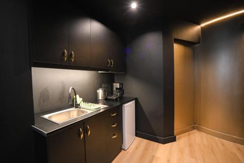 Tsakalof 17 Black Suite by Zeus Suites