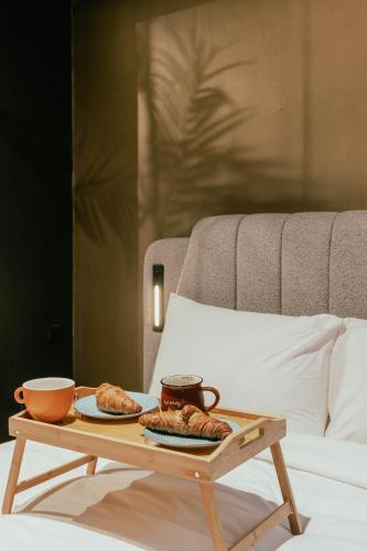Tsakalof 17 Black Suite by Zeus Suites