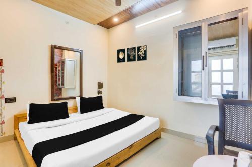 a bedroom with a bed and a window at Collection O Jamrani in Haldwāni