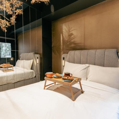 Tsakalof 17 Black Suite by Zeus Suites