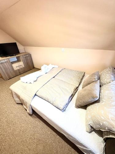 Ένα ή περισσότερα κρεβάτια σε δωμάτιο στο Virág guest house
