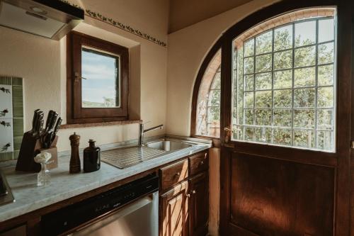 a kitchen with a sink and a window at Agriturismo Le Macchie in Monticchiello