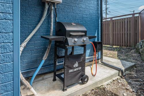 a grill sitting on the side of a house at 阿蘇あそび バーベキューオプション 便利な立地 スーパーやレストラン充実 貸切 内牧温泉 最大10名 in Aso