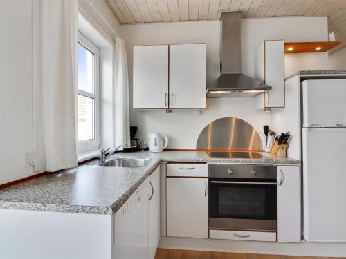 Η κουζίνα ή μικρή κουζίνα στο Apartment Haghni - 200m from the sea by Interhome