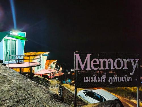 a sign with a car parked next to a building at Memory เมมโมรี่ ภูทับเบิก in Ban Maeo Thap Boek