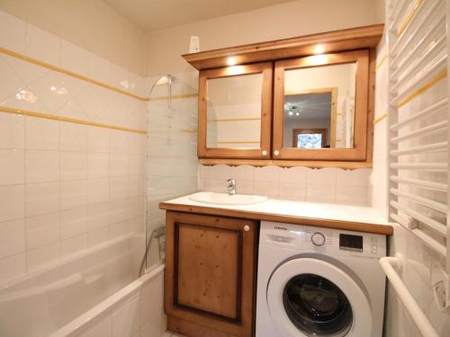 ein Badezimmer mit Waschmaschine und Waschbecken in der Unterkunft 3 pièces, 6 pers, animaux admis, parking, vue sur piscine - FR-1-572-5 in Arâches-la-Frasse