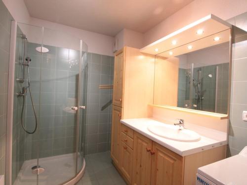 ein Badezimmer mit Dusche und Waschbecken und Dusche in der Unterkunft Appartement Central 6 Pers, Parking, Ascenseur, Proche Pistes et Commerces - FR-1-572-22 in Les Carroz d'Araches