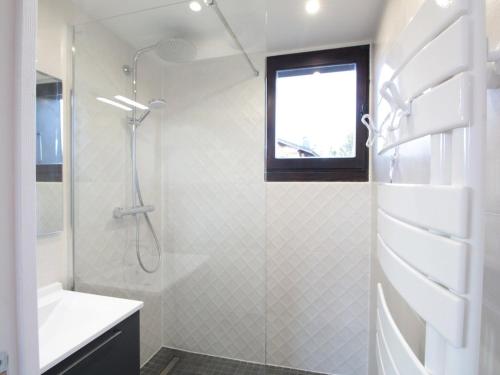 Ένα μπάνιο στο Duplex 2P/4 avec Balcon, WIFI et Parking Les Carroz - FR-1-572-15
