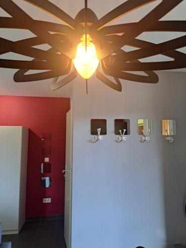 un bagno con soffitto con luce di Studio Le Vedeur a Durbuy