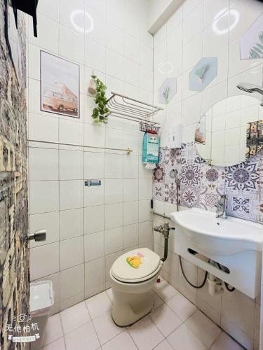 un baño con inodoro y lavabo en Shichibukai Light Travel, en Xiaoliuqiu