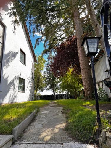 a street light next to a white house at Vardi Haus in Ingolstadt