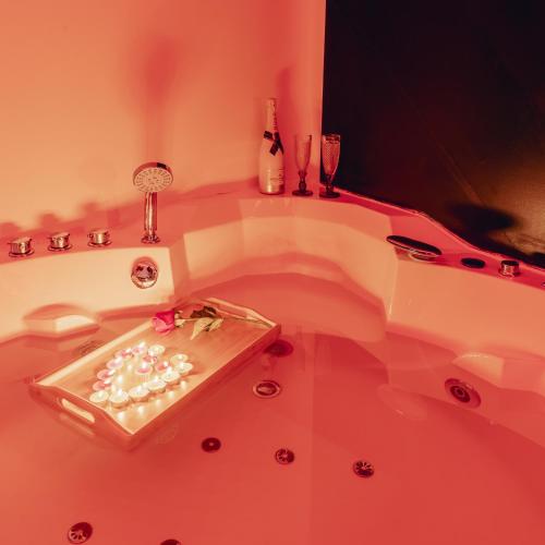 Tsakalof 17 Jacuzzi Kolonaki Suite by Zeus Suites