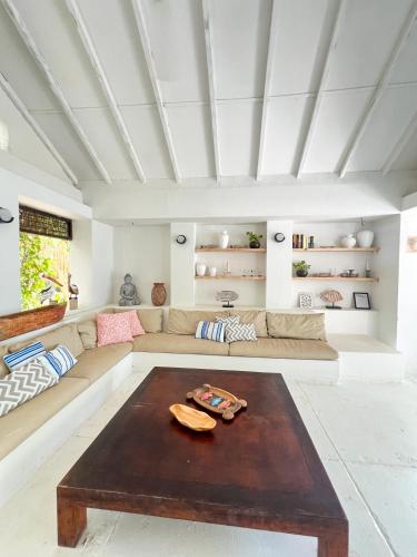 a living room with a couch and a table at Casa Rosario in Isla Grande