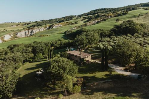 an aerial view of a house on a hill at Agriturismo Le Macchie in Monticchiello