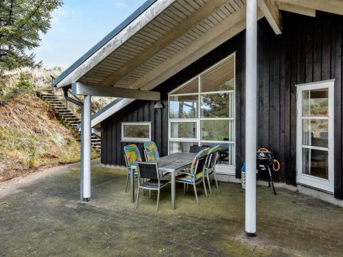 ブロックフスにあるHoliday Home Hilke - 850m from the sea by Interhomeの家の前にテーブルと椅子が置かれたパティオ