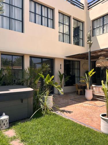 Κήπος έξω από το Charming Modern Villa with swimming pool