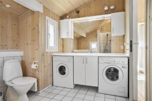 un bagno con lavatrice e WC di LN1596-Hjorring-Kystmarken-34 a Hjørring