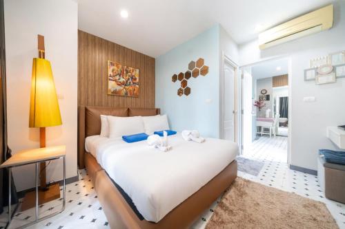 une chambre avec un grand lit blanc dans une pièce dans l'établissement Zcape1 apartment at Boat Avenue by Lofty, à Ban Thalat Choeng Thale