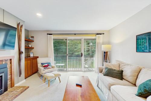 Ruang duduk di Cozy Sugarbush Getaway