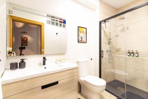 a bathroom with a toilet and a shower at Casa Rubia Limón in Béznar