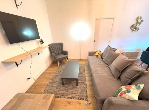 Un televizor și/sau centru de divertisment la LAMENNAIS GRAND - Renovated Rennes 8 pers