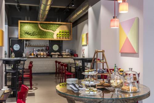 a restaurant with tables and chairs and a bar at Savona 18 Suites in Milan