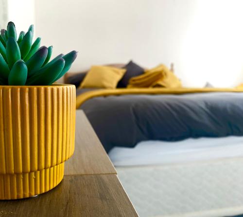 Ένα ή περισσότερα κρεβάτια σε δωμάτιο στο Modern Private En-suite & kitchenette With 40inch TV