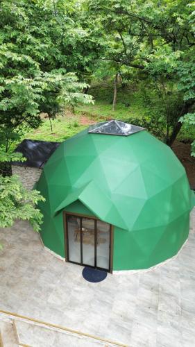 a green umbrella sitting on top of a patio at Finca Brisas de la Montaña in Coco