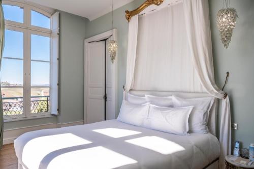 Ένα ή περισσότερα κρεβάτια σε δωμάτιο στο Chateau de Sacy