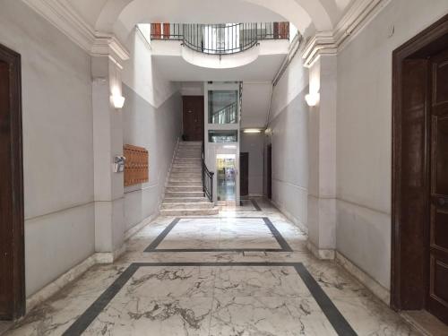 バーリにあるDimora turistica via Tanzi 27 Bariの階段のある空廊