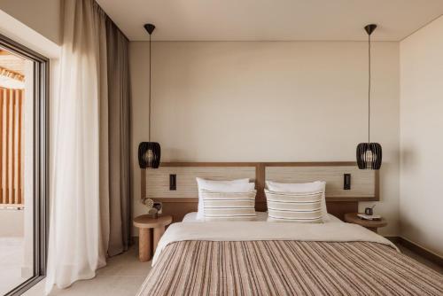 a bedroom with a large bed with white pillows at Unda in Litherés