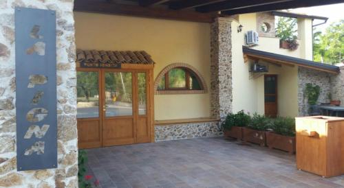 - l'accès à une maison dotée d'une porte en bois dans l'établissement Agriturismo La Pigna, à Corigliano Calabro