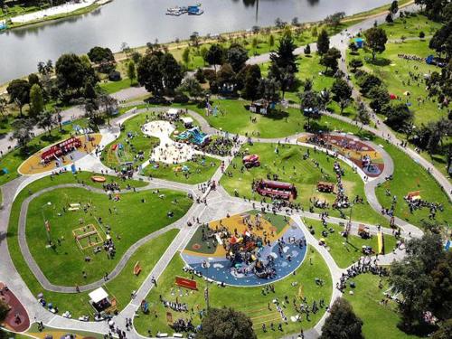 an aerial view of a park with a crowd of people at ESPACIOSA y MODERNA SUITE in Bogotá