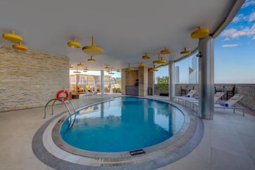 Kolam renang di atau dekat dengan TRYP by Wyndham Abu Dhabi City Center