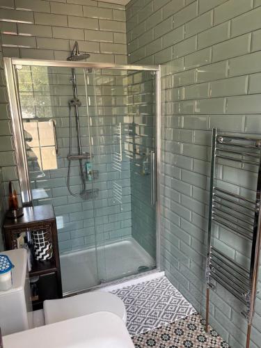 Et badeværelse på Town centre cottage in Hythe