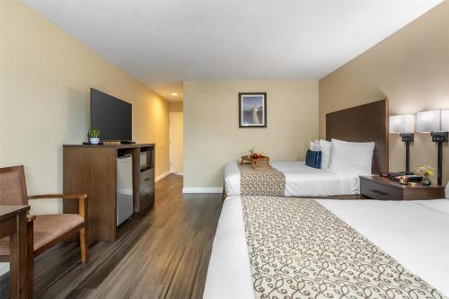 Ένα ή περισσότερα κρεβάτια σε δωμάτιο στο Best Western Westminster Inn