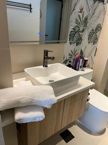 Ένα μπάνιο στο Caster one-bedroom apartment JKIA