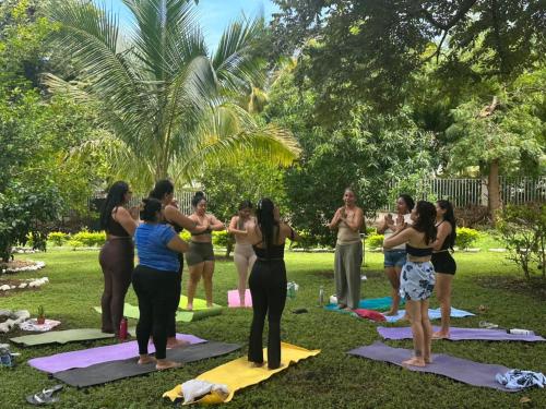 a group of women doing yoga in the park at Finca Brisas de la Montaña in Coco