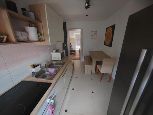 Dapur atau dapur kecil di Grey Gold apartment 80m from the beach