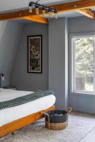 Una cama o camas en una habitación de Beautiful A Frame Near Hiking And Red Rocks And Evergreen