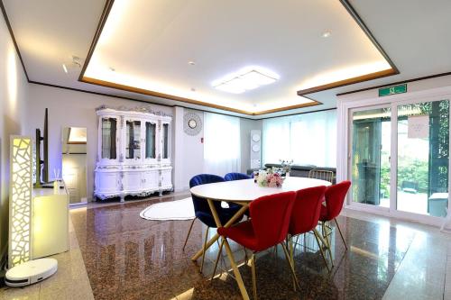 Gallery image of Pine Tree Garden House in Seoul