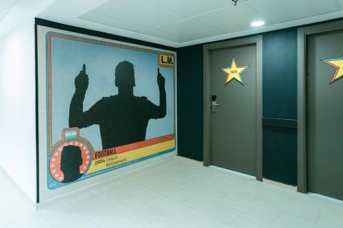 a room with a painting of a superhero on the wall at Hotel Magic Sports 4 in Oropesa del Mar