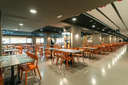 a dining room filled with tables and chairs at Hotel Magic Sports 4 in Oropesa del Mar
